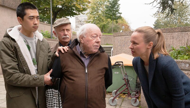 Vicky (Katja Danowski, r.), Edwin (Tilo Prückner, 2.v.l.) und Hui Ko (Aaron Le, l.) nehmen den „Stecher“ (Jochen Stern, 2.v.r.) fest. Hat der ehemaliger Zuhälter Erna Renner auf dem Gewissen? – Bild: ARD/​Kai Schulz