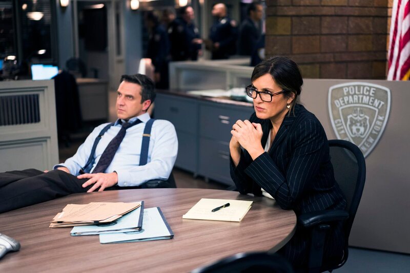 LAW & ORDER: SPECIAL VICTIMS UNIT -- ‚Complicated‘ Episode 1905 -- Pictured: (l-r) Raúl Esparza as A.D.A. Rafael Barba, Mariska Hargitay as Lieutenant Olivia Benson -- (Photo by: Michael Parmelee/​NBC) – Bild: Universal Network Television LLC