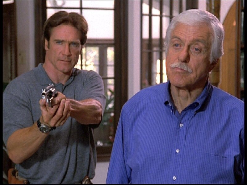 Mark (Dick Van Dyke, r.) und sein Sohn Steve (Barry Van Dyke, l.) sehen sich Gangstern gegenüber, die zu allem entschlossen sind und damit drohen, ihre Geiseln zu erschießen. – Bild: Viacom Lizenzbild frei