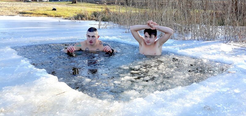 Mikołaj und sein Vater beim Eisbaden. – Bild: rbb/​Frank Kleemann /​ KiKA Bildredaktion