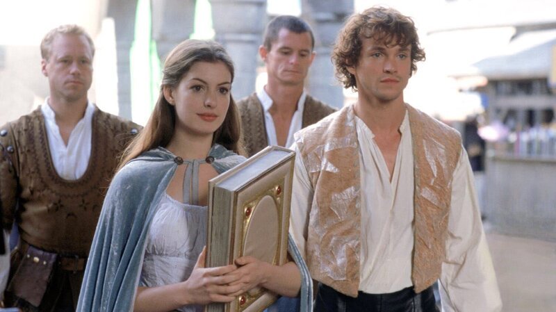 Ella (Anne Hathaway) mit Prinz Char (Hugh Dancy) – Bild: VOX Ella (Anne Hathaway) mit Prinz Char (Hugh Dancy) – Bild: VOX