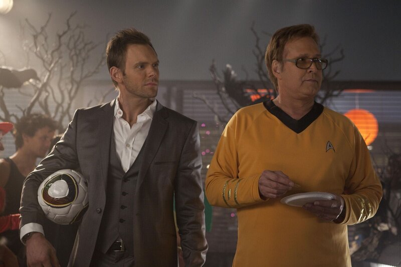 Nehmen an der Halloween-Party teil: Jeff (Joel McHale, l.) und Pierce (Chevy Chase, r.) … – Bild: Sony Pictures Television Inc. All Rights Reserved. Lizenzbild frei