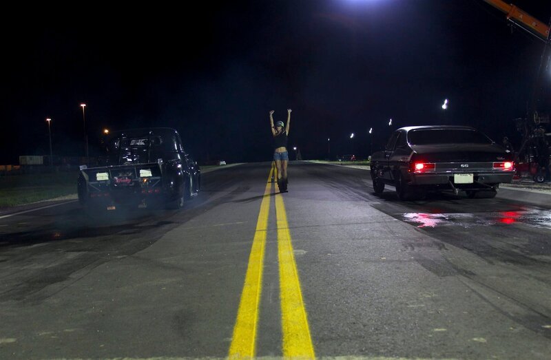 JJ Da Boss and Barefoot Ronnie eagerly wait for Emerald Pace to drop her arms so they can unleash their street beasts in the final race of the night. – Bild: Discovery Channel /​ Discovery Communications