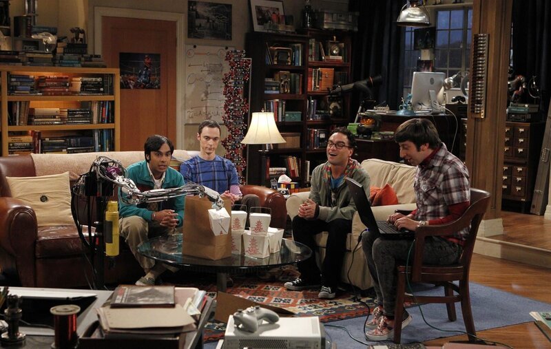 Koothrappali (Kunal Nayyar, l.), Sheldon (Jim Parsons, 2.v.l.) und Leonard (Johnny Galecki, 2.v.r.) sind begeistert von dem Roboterarm, den Howard (Simon Helberg, r.) konstruiert hat. – Bild: Warner Bros. Television