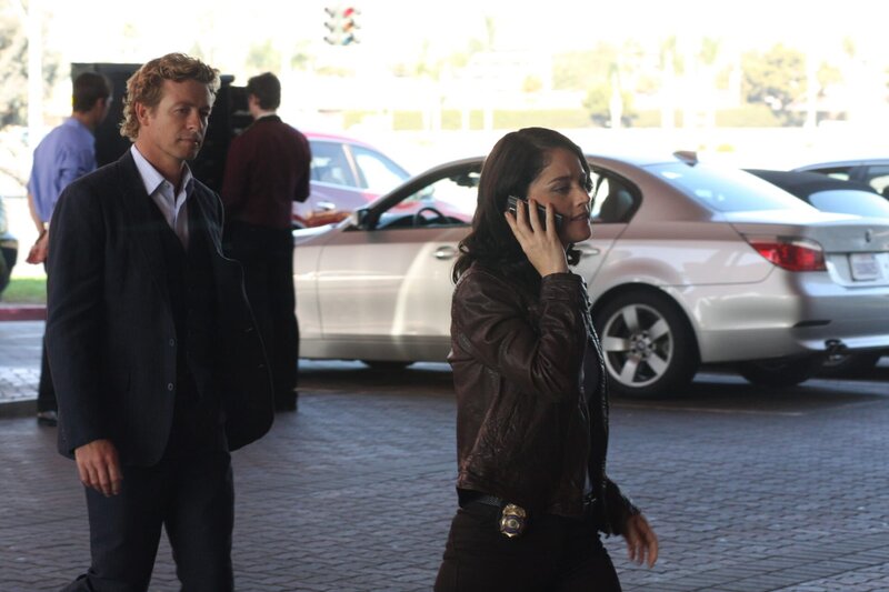 Die Ermittlungen führen Teresa (Robin Tunney, r.) und Patrick (Simon Baker, l.) ins Casino. Doch werden sie dort den Mörder den sie suchen finden? – Bild: Warner Bros. Television