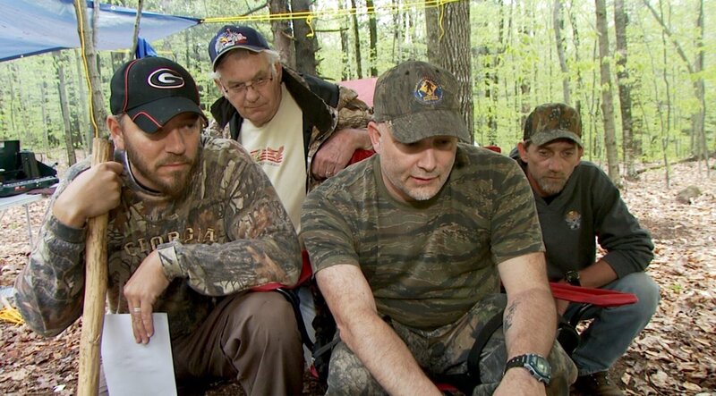 Steve Kulls und sein Team überprüfen ihre Aufnahmen nach einer Nacht in den Adirondacks. – Bild: PLURIMEDIA (NGC /​ Story House Productions)