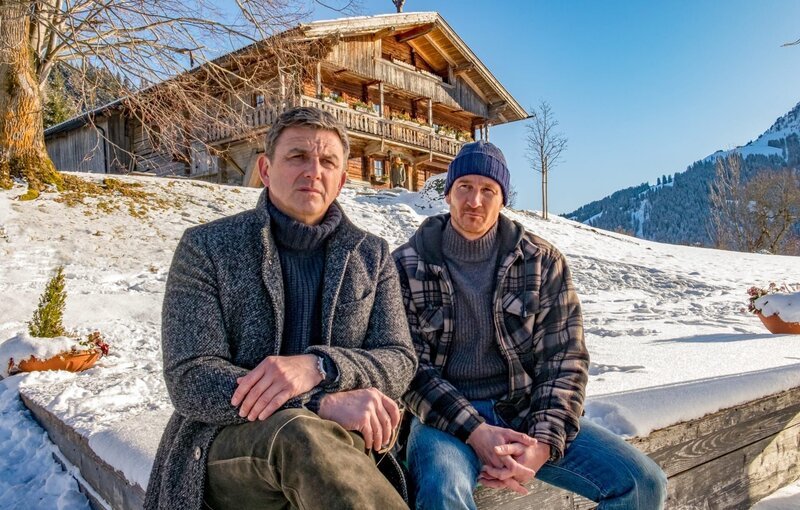 Martin Gruber (Hans Sigl, l.) sucht Rat bei seinem Bruder Hans (Heiko Ruprecht, r.): Im Fall seiner Patientin Johanna steckt er in einer Zwickmühle. – Bild: ORF/​ZDF/​Erika Hauri