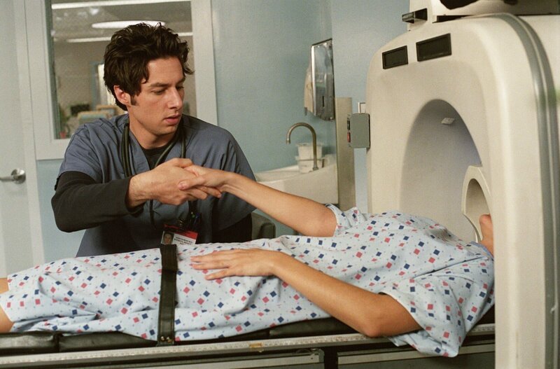 Obwohl J.D. (Zach Braff, l.) die Frau im Kernspin-Tomographie-Gerät nicht kennt, hat er sich in sie verliebt … – Bild: Touchstone Television Lizenzbild frei