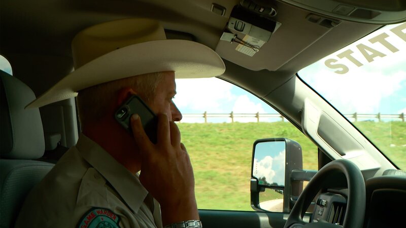Mike Boone drives and talks on his cell phone. – Bild: DMAX