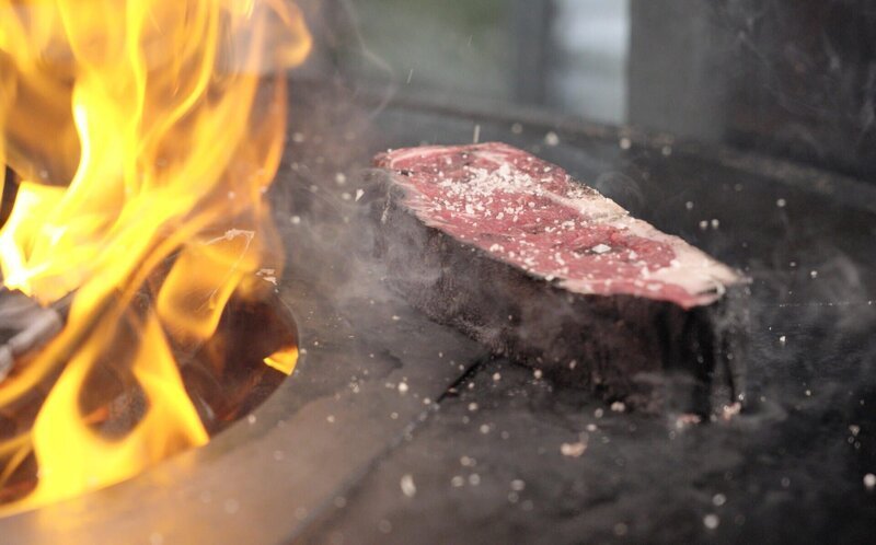 In Zirbenasche gereiftes Rindfleisch auf der Feuerplatte – Bild: ServusTV /​ Thomas Beckmann /​ Markus Rüth