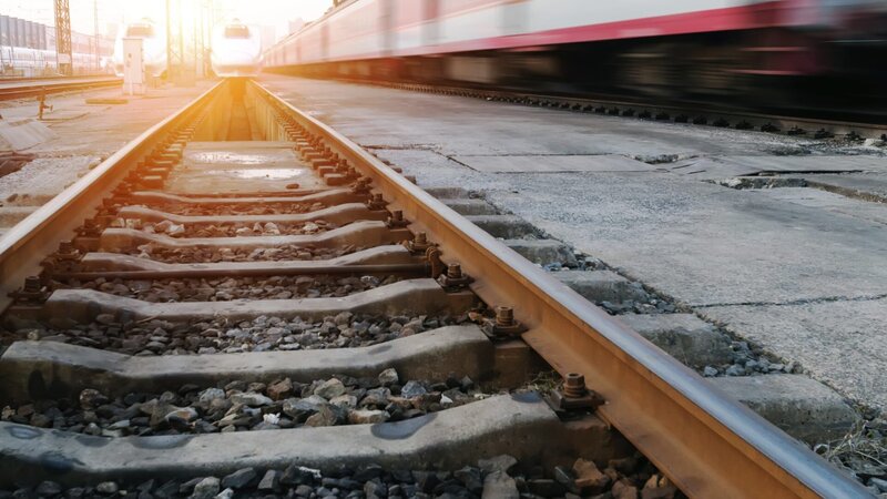 fast moving train – Bild: gjp311 /​ Getty Images/​iStockphoto /​ iStockphoto – ThinkstockPhotos-4