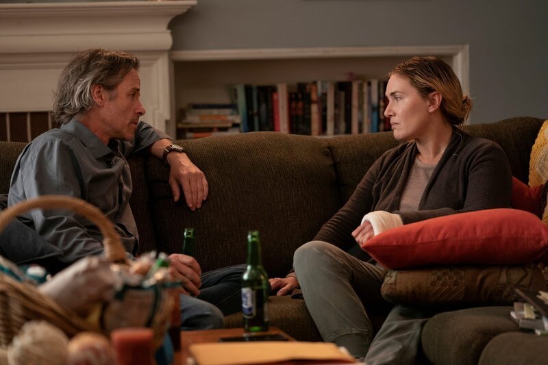 l-r: Richard Ryan (Guy Pearce), Mare Sheehan (Kate Winslet) – Bild: Home Box Office, Inc. All rights reserved. HBO® and all related programs are the property of Home Box Office, Inc