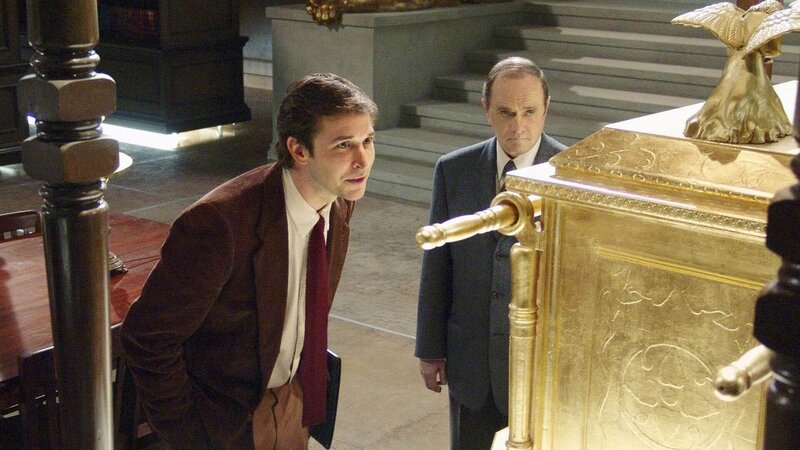 Der Student Flynn Carsen (Noah Wyle, li.) stößt bei der Suche nach einem Job auf ein rätselhaftes Angebot der Metropolitan Bücherei. Er hat keine Ahnung, dass die Metropolitan alles andere als eine normale Bücherei ist. In einem geheimen Trakt des Gebäudes lagern die größten Schätze der Menschheitsgeschichte … – Bild: RTL