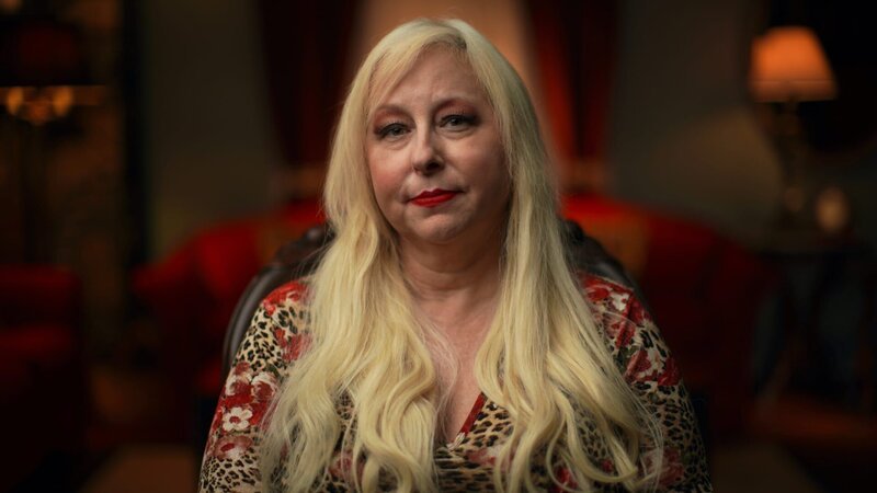 Die befragte Person, Rochelle Herman, sitzt auf einem Stuhl und schaut in die Kamera. Mittelaufnahme. – Bild: Investigation Discovery – US /​ Double Act Productions