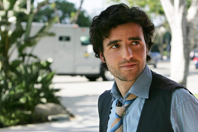 Gemeinsam mit Larry und Amita findet Charlie (David Krumholtz) heraus, dass es dem Chef der Bande darum geht, mit Hilfe eines Computerprogramms namens „Spider“, das das Auffüllen von Geldautomaten regelt, einen Überfall auf einen Geldtransporter zu arrangieren … – Bild: Paramount Network Television Lizenzbild frei
