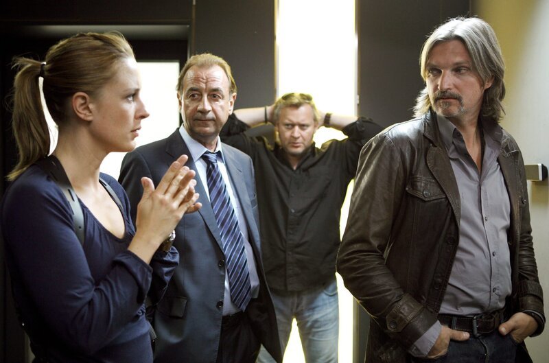 „Soko Donau“, „Opfer ohne Namen.“ Paul Schweikhart entdeckt von seiner Jacht aus einen scheinbar Toten am Ufer der Donau. Im Bild (v.li.): Lilian Klebow (Penny Lanz), Dietrich Siegl (Otto Dirnberger), Gregor Seberg (Helmuth Nowak), Stefan Jürgens (Carl Ribarski). – Bild: ORF/​Satel Film/​Petro Domenigg