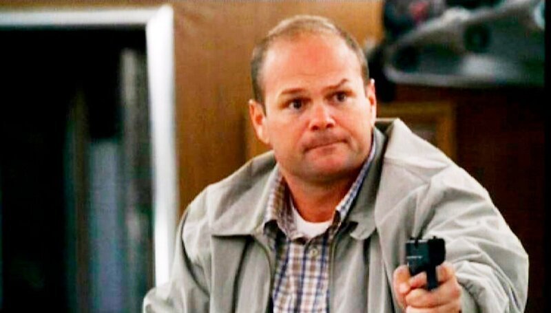 Der psychisch kranke Dr. Bryar (Chris Bauer) glaubt, dass er von einem fremden Wesen geleitet wird. – Bild: Touchstone Television