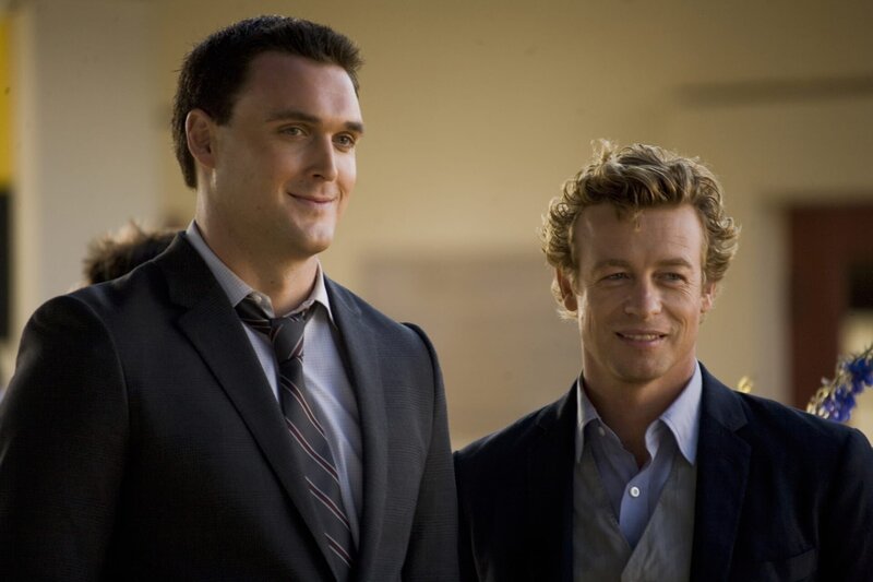 Sollen den Mord an dem reichen Investmentbanker Jason Sands aufklären: Patrick Jane (Simon Baker, r.) und Wayne Rigsby (Owain Yeoman, l.) … – Bild: Warner Bros. Television