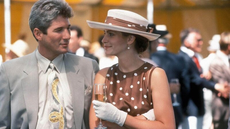 Vivian Ward (Julia Roberts) und Edward Lewis (Richard Gere) genießen ein Polo-Spiel. – Bild: RTL /​ Touchstone Pictures