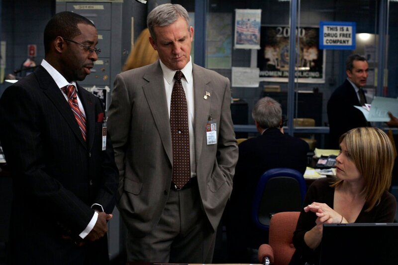 Courtney B. Vance as District Attorney Ron Carver, Jamey Sheridan as Captain James Deakins, Kathryn Erbe as Det. Alexandra Eames – Bild: Universal Network Television LLC