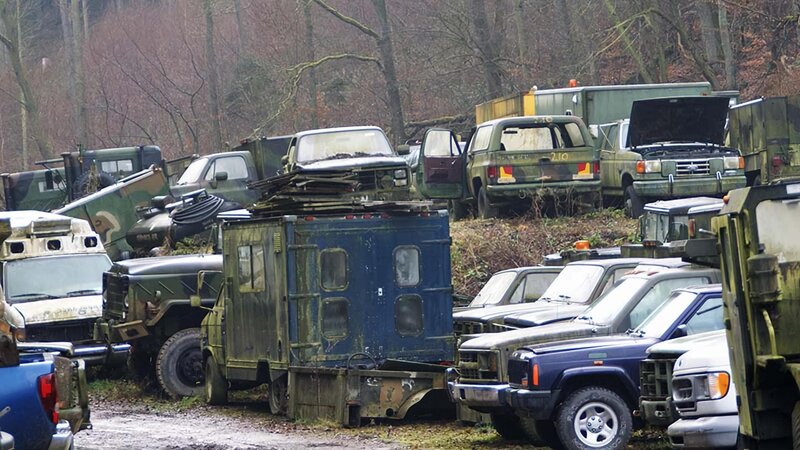 Alte Autos auf dem Schrottplatz – Bild: Warner Bros. Discovery
