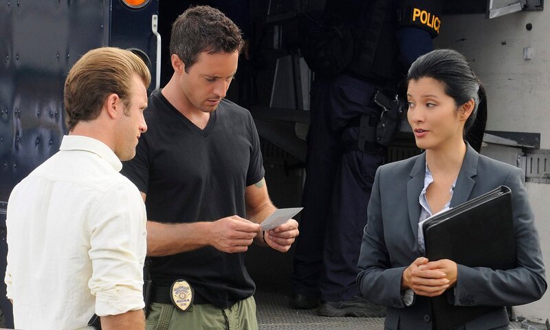 Als Graham, der beschuldigt wird, seine Frau getötet zu haben, flieht er und nimmt Geiseln. Danny (Scott Caan, l.) und Steve (Alex O’Loughlin, M.) werden mit dem Fall von Laura Hills (Kelly Hu, r.) vertraut gemacht. – Bild: CBS BROADCASTING INC. ALL RIGHTS RESERVED.