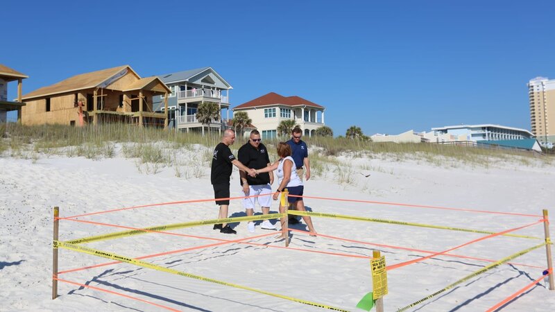 Wayde and Brett meet with Jennifer from NOAA. – Bild: Animal Planet /​ Discovery Communications