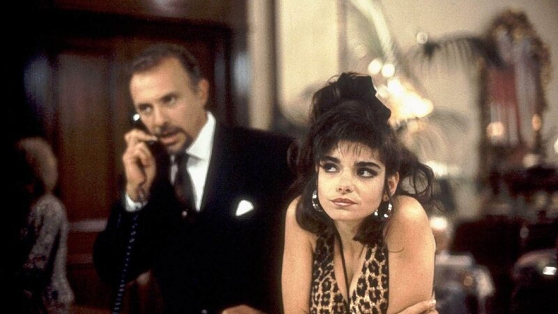 Callgirl Kit De Luca (Laura San Giacomo) fällt in dem hocheleganten Regent Beverly Wilshire negativ auf. Der Hotelmanager Barney Thompson (Hector Elizondo) ist sichtlich entsetzt von ihrem Auftreten. – Bild: RTL /​ Touchstone Pictures
