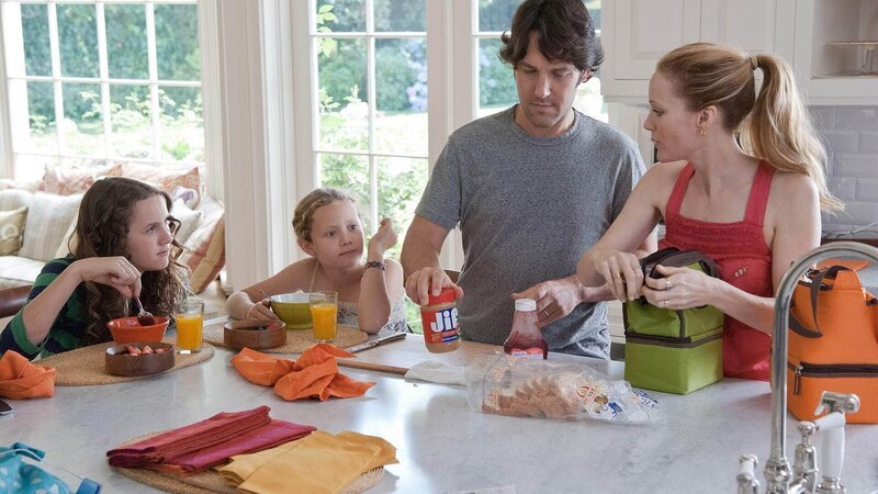 Für Pete (Paul Rudd) ist das Zusammenleben mit der weiblichen Übermacht – seiner Frau Debbie (Leslie Mann, r.) und seinen Töchtern Sadie (Maude Apatow, l.) und Charlotte (Iris Apatow) – nicht immer leicht. – Bild: Foto: RTL