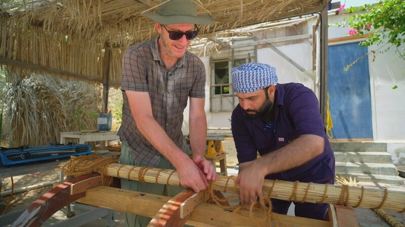 Allesandro Ghido und Ayaz Khalid Abulqader Al Zadjali bauen ein Erlebnisboot in Qantab, Oman. – Bild: Windfall Films