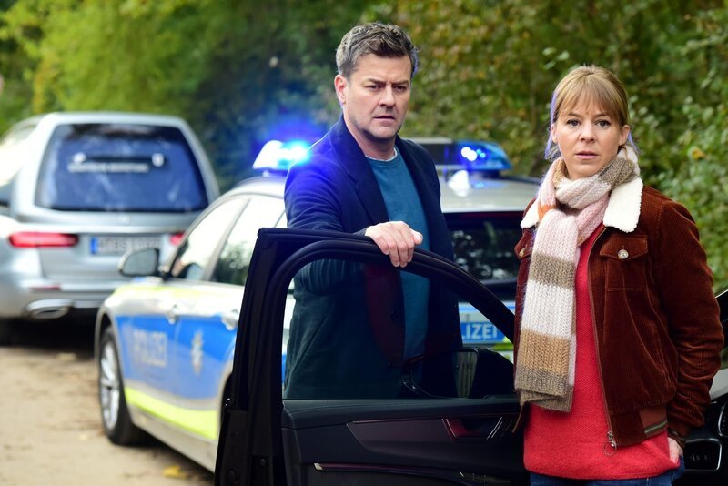 „Mxnchen Mord“ Kleingarten. Neuhauser und Flierl kommen an der Kleingartenanlage an. Harald Neuhauser (Marcus Mittermeier) Angelika Flierl (Bernadette Heerwagen) – Bild: ZDF Enterprises GmbH /​ Jürgen Olczyk