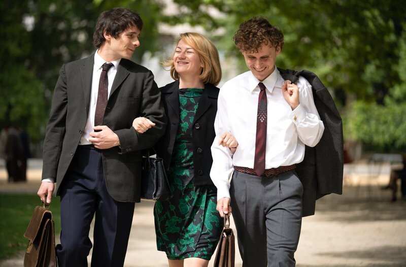 Alice (Nina Gummich) mit ihrem Lebensgefährten Bruno (Thomas Guene, l.) und einem Freund (Dominik Dos-Reis) in Paris – Bild: ORF/​rbb/​Alexander Fischerkoesen