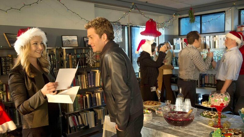 Nach erfolgreich abgeschlossenem Fall kann die Weihnachtsfeier des Teams endlich beginnen. – Bild: MG RTL D