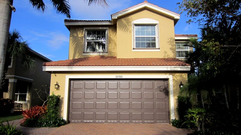 Familie Armour steht wegen dem Militär-Jobs des Vaters mal wieder vor einem großen Umzug – und zwar von Kalifornien nach Kaiserslautern. Sie haben wahrhaftig hohe Ansprüche an den Makler: Es soll ein riesiges Haus mit großzügigem Garten zur Miete werden. Schwierig zu finden in der Gegend. Wird ihnen ein Kompromiss ausreichen? – Bild: HGTV