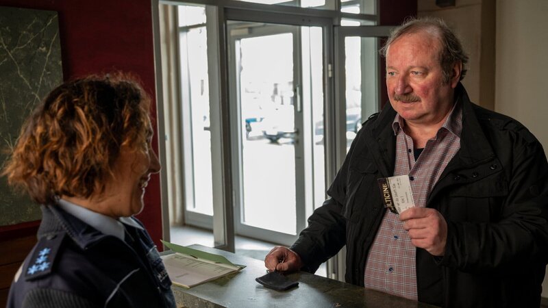 Nachdem die Besitzerin eines Blumenladens erschlagen aufgefunden wird, kann Sibylle Beyer auf Drohnenaufnahmen vom Tatort den Rentner Steffen Dregger ausmachen. – Bild: MARKUS_FENCHEL