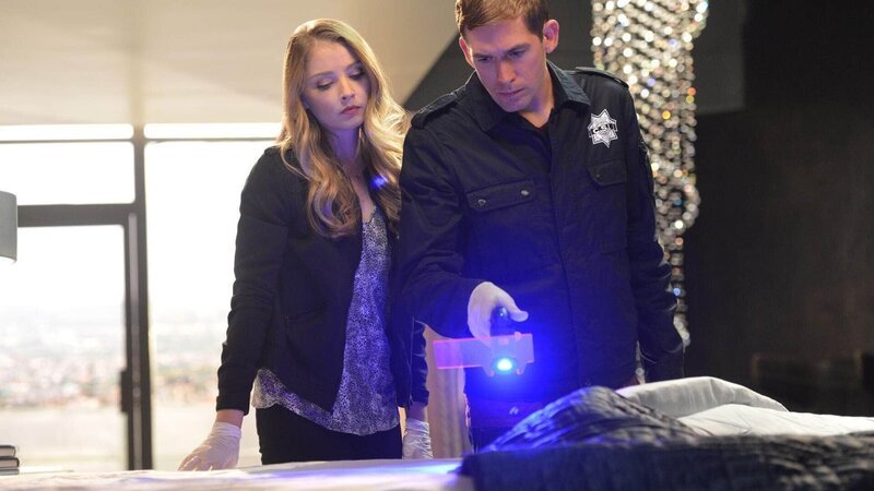 Eine Spur im Fall Weaks/Holland führt Morgan (Elisabeth Harnois) und Greg (Eric Szmanda) in das Apartment der TRP-Chefin Claudia Mason, die offenbar eine Affäre mit Captain Holland hatte. – Bild: MG RTL D Eine Spur im Fall Weaks/Holland führt Morgan (Elisabeth Harnois) und Greg (Eric Szmanda) in das Apartment der TRP-Chefin Claudia Mason, die offenbar eine Affäre mit Captain Holland hatte. – Bild: MG RTL D