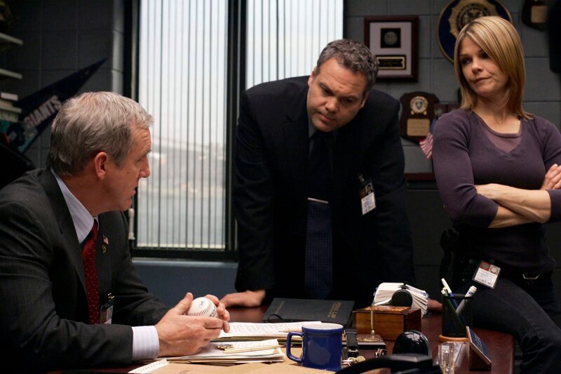 Jamey Sheridan;Vincent D’Onofrio;Kathryn Erbe. – Bild: Will Hart