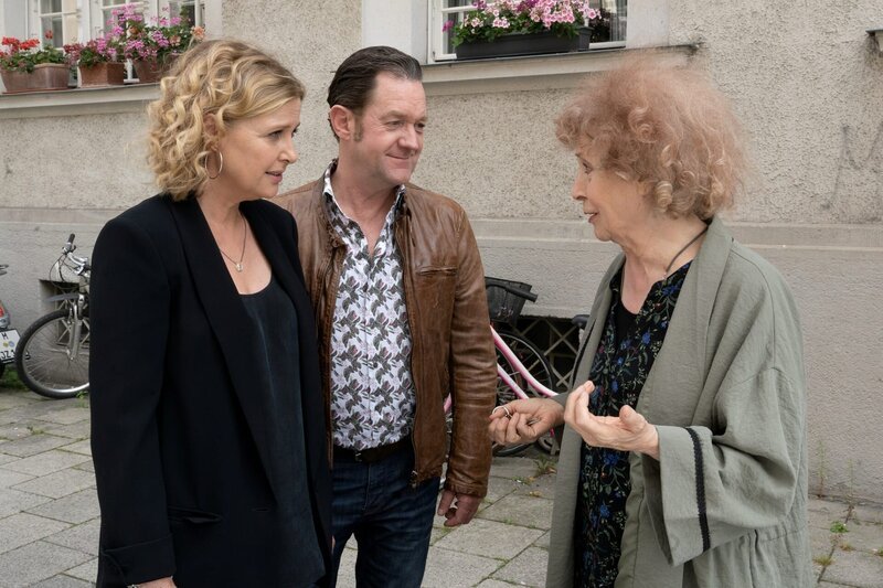 Dorothea Meyer (Ilse Neubauer, r.) wiederholt ihre Zeugenaussage für Vera Lanz (Katharina Böhm, l.) und Paul Böhmer (Jürgen Tonkel, M.). – Bild: Michael Marhoffler /​ ZDF Enterprises GmbH /​ Die Verwendung ist nur bei redaktioneller Berichterstattung im Rahmen einer Programmankündigung ab 2 Monate vor der ersten Auss /​ © ZDF/​Michael Marhoffer