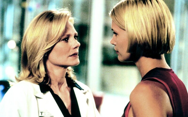 Laura (Marg Helgenberger, l.) und Eve (Natasha Henstridge, r.) haben eigentlich ein ganz gutes Verhältnis zueinander … – Bild: Metro-Goldwyn-Mayer (MGM) Laura (Marg Helgenberger, l.) und Eve (Natasha Henstridge, r.) haben eigentlich ein ganz gutes Verhältnis zueinander … – Bild: Metro-Goldwyn-Mayer (MGM)