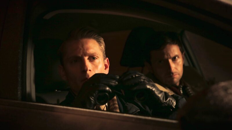 Steven Bono Jr. (Det. Bornt) and Dave Morrissey Jr. (Det. Anderson) keeping watch on suspect – Bild: Discovery Communications, LLC