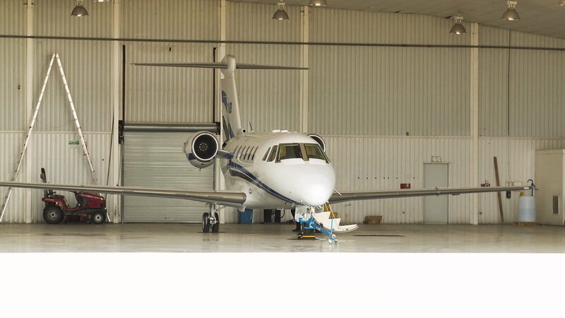 Plane in the hangar. – Bild: David Newsom /​ Discovery Channel /​ Discovery Communications