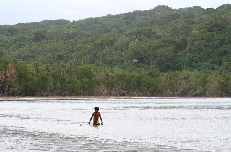John Frum, der Prophet von Vanuatu: Der Erzählung nach erschien dieser und sagte den Pazifikkrieg, aber auch die Ankunft der amerikanischen Truppen und mit ihnen den Reichtum für die Einwohner voraus. – Bild: Elephant Doc