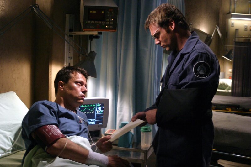 Das komplette Center wird unter Quarantäne gestellt, weil sich erst Colonel Vaselov (Gavin Hood, l.) und dann auch Daniel Jackson (Michael Shanks, r.) äußerst seltsam verhalten. Wurden beide zu Marionetten eine externen Macht? – Bild: SYFY