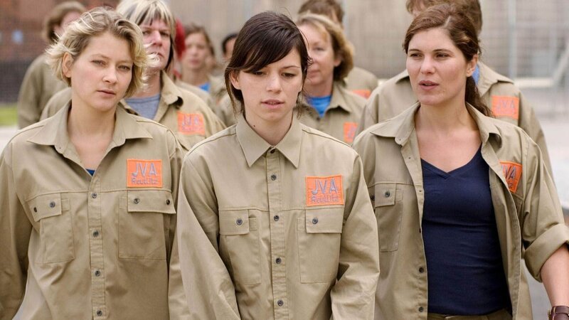 Beim Hofgang wird Ruth (Natascha Hockwin, Mi.) von Grit (Katrin Brockmann, li.) und Katja (Yasmina Djaballah. re.) angemacht. – Bild: Foto: RTL /​ Stefan Erhard