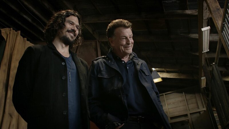 Bass (Luke Arnold, l.); Nicholas (John Noble, r.) – Bild: CBS Broadcasting, Inc. /​ Robert Falconer