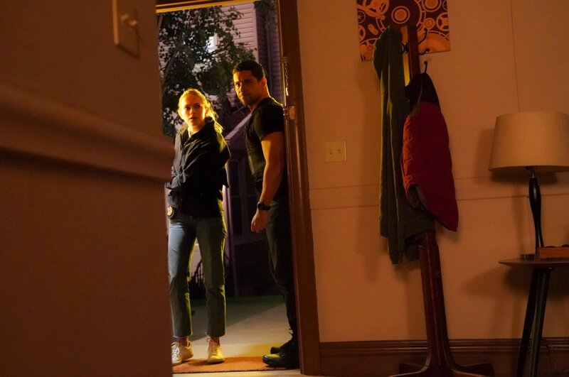 Ellie Bishop (Emily Wickersham, l.); Nick Torres (Wilmer Valderrama, r.) – Bild: MMXVI by CBS Studios Inc.All rights reserved.