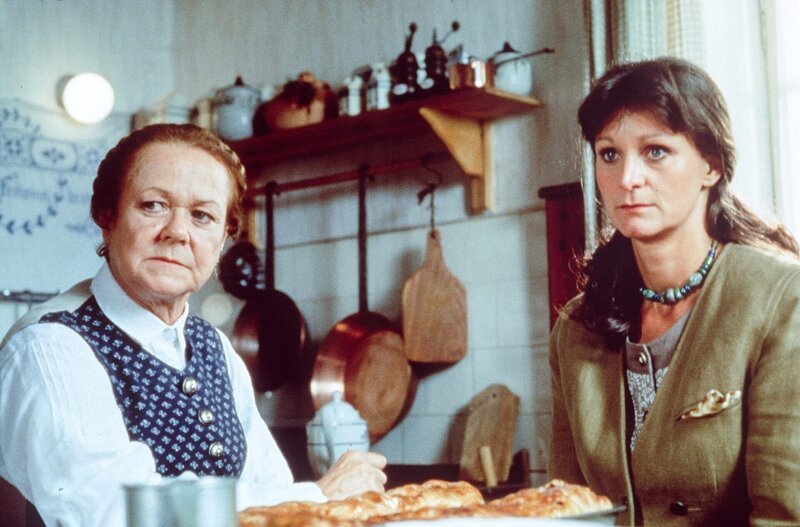 (v.li.): Enzi Fuchs (Franzi Pirchner), Barbara Weinzierl (Lena Rogler). – Bild: ORF/​Beta Film