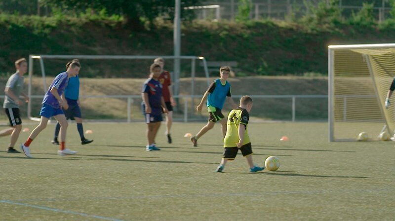 Der kleinwüchsige Tobias spielt in seiner Freizeit gerne Fußball. – Bild: HR