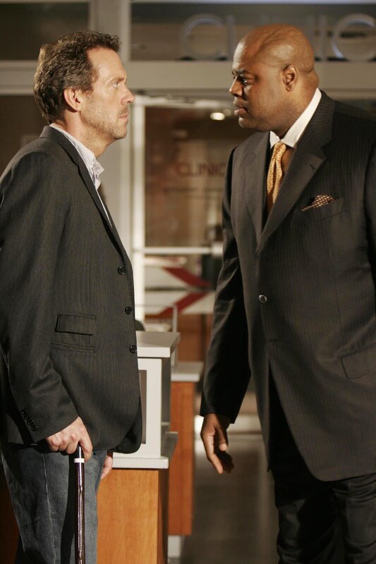 Der Streit zwischen Vogler (Chi McBride, r.) und Dr. House (Hugh Laurie) geht weiter und Vogler droht House damit, ihn per Antrag im Aufsichtsrat fristlos zu entlassen. – Bild: NBC Universal Inc.