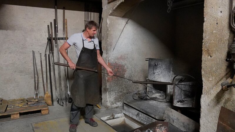 Johann Hofer in der Glockenschmiede beim Schmieden – Bild: Monika Roidmayr /​ Terra Mater Factual Studios